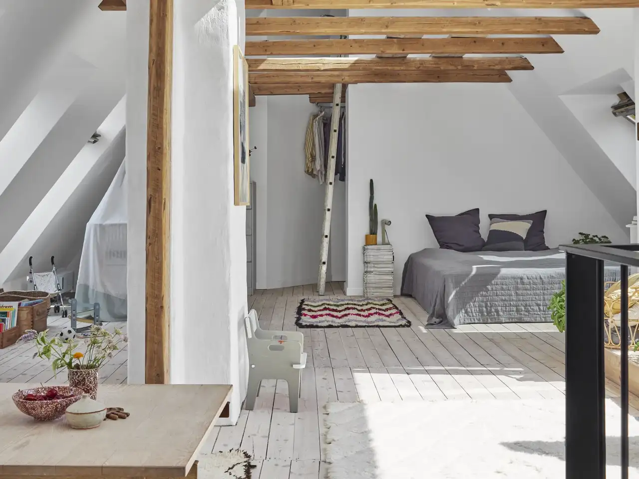 Helles Boho-Zimmer mit Sichtbalken und Nomadenteppich | VELUX Magazin