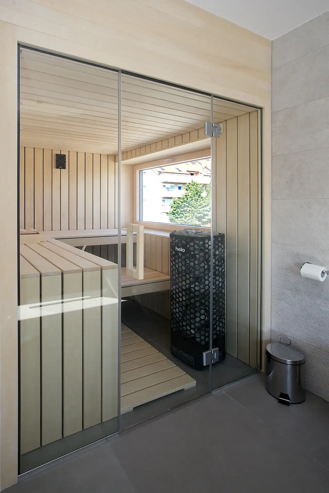 Kleine Sauna mit Saunaofen angrenzend an das eigene Badezimmer | VELUX Magazin