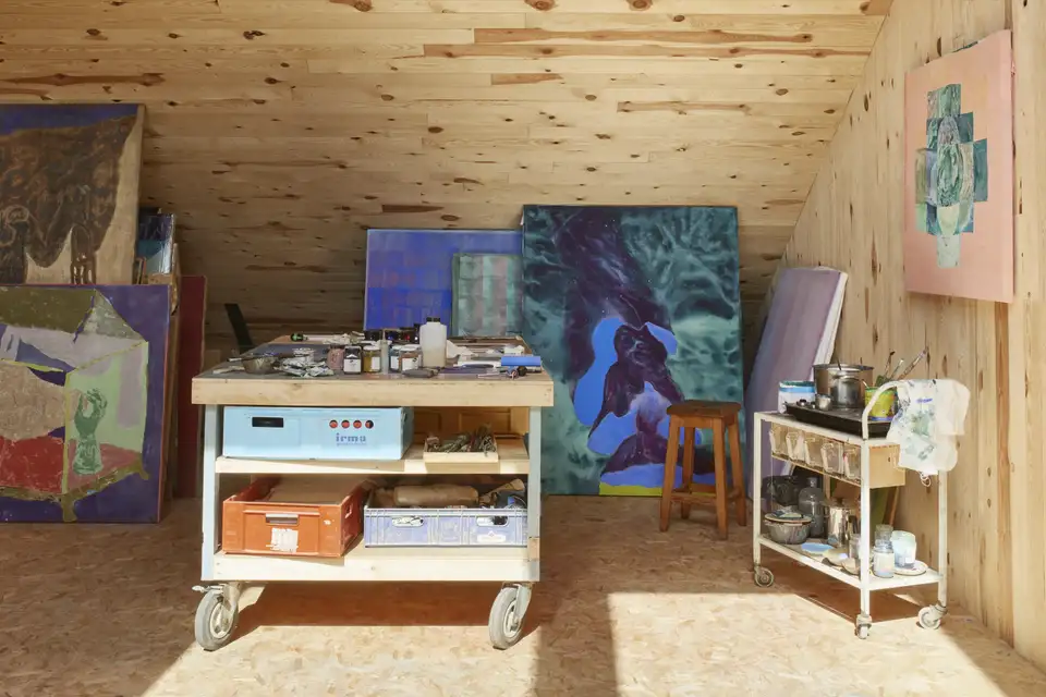 Image floue d'une pièce avec des objets tels qu'une table et des étagères.