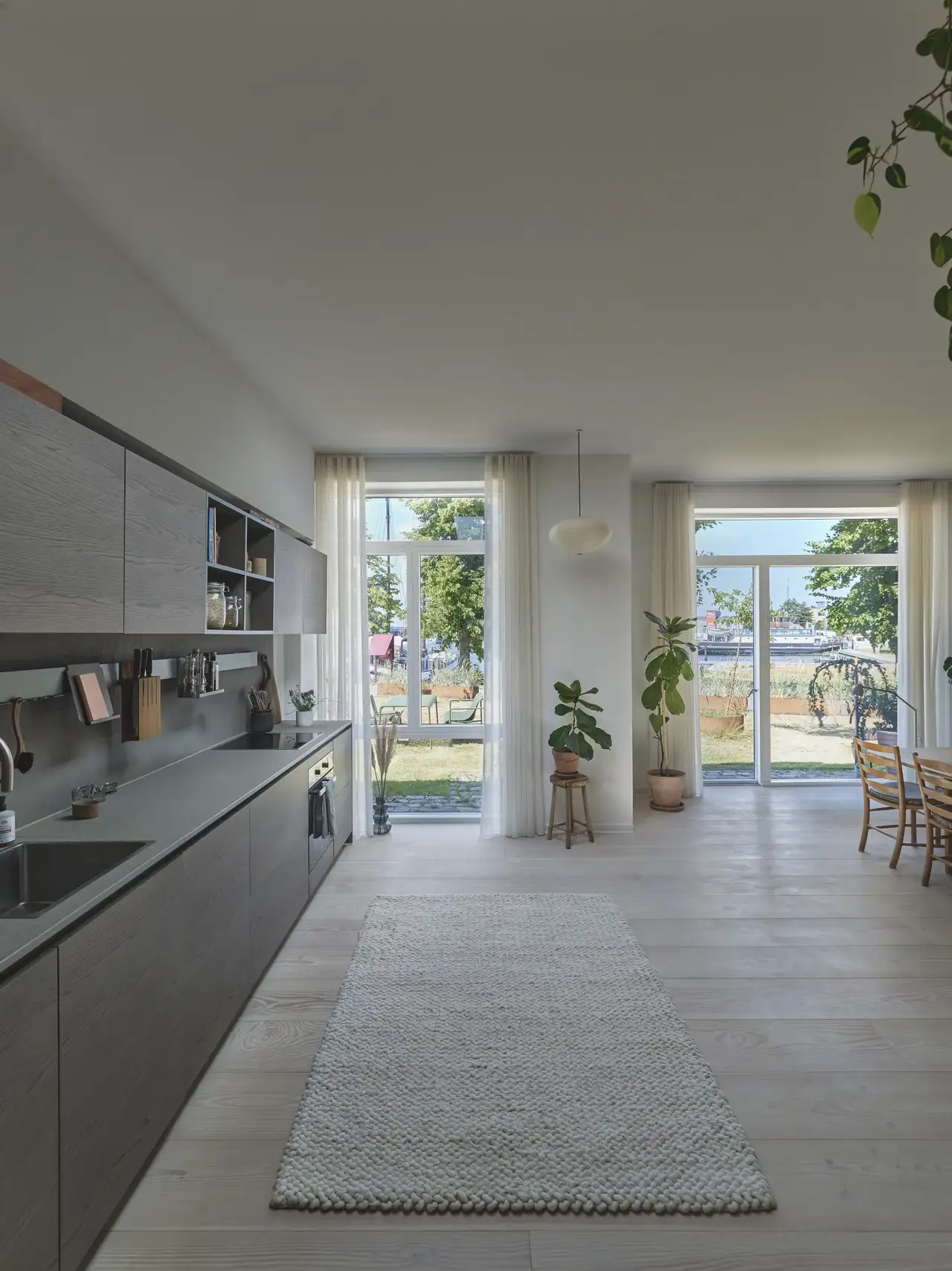 Dunkle Küchenzeile ohne Oblicht vor der Sanierung | VELUX Magazin