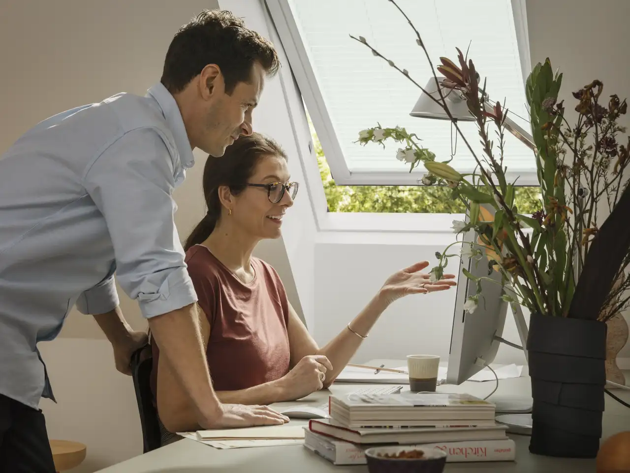 Muž a žena sa rozprávajú pred obrazovkou monitora