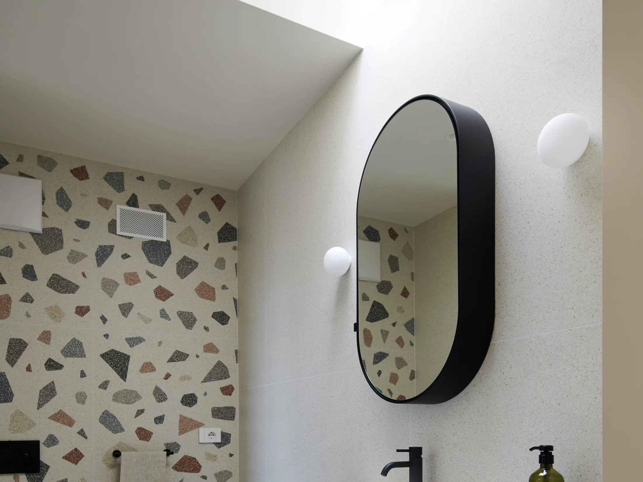 Comment apporter de la lumière naturelle dans sa salle de bains : les meilleures solutions