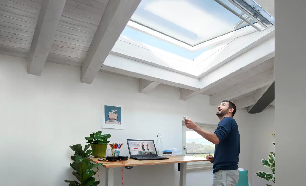 Una finestra per tetti VELUX che si apre e chiude con il telecomando