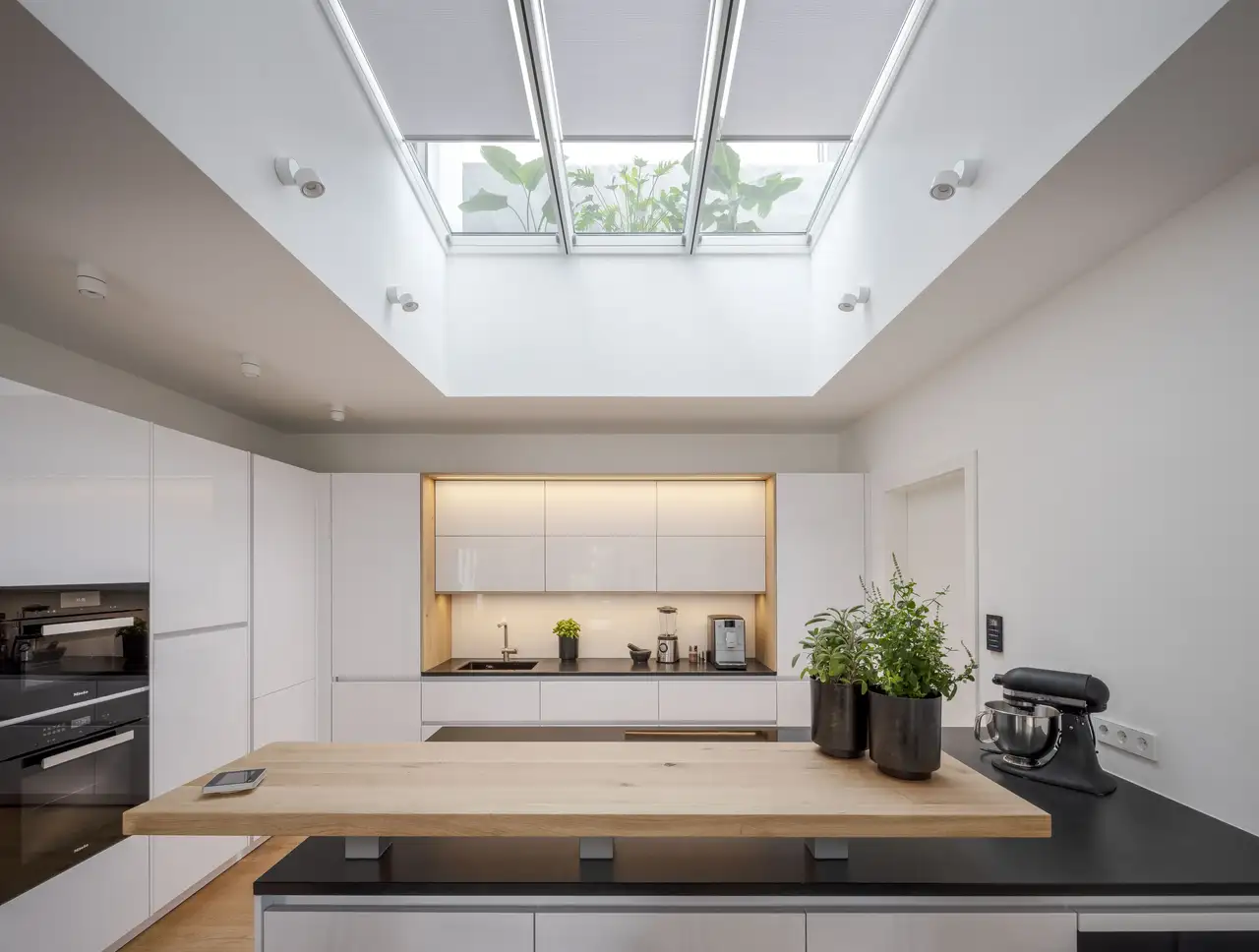 Moderne Küche mit großen Skylights | VELUX Magazin