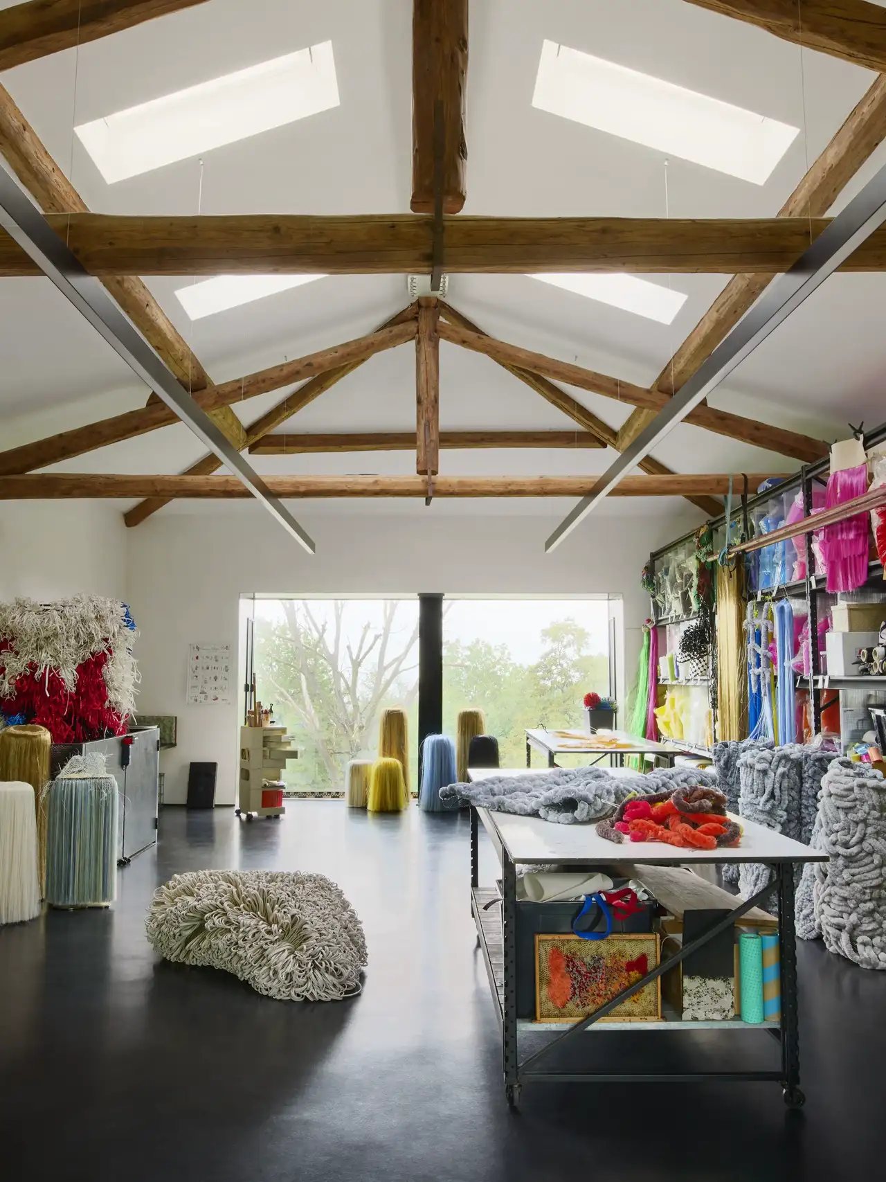 Lo studio di Francesca Pasquali illuminato dalle finestre per tetti VELUX.