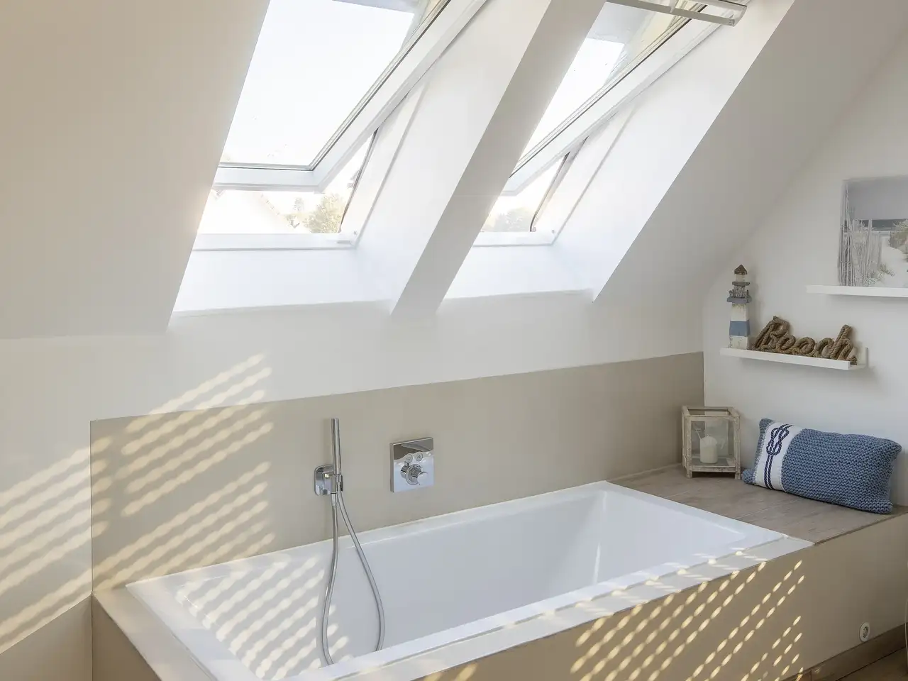 Ampio bagno sotto la falda del tetto con finestra per tetti di fronte | Rivista VELUX