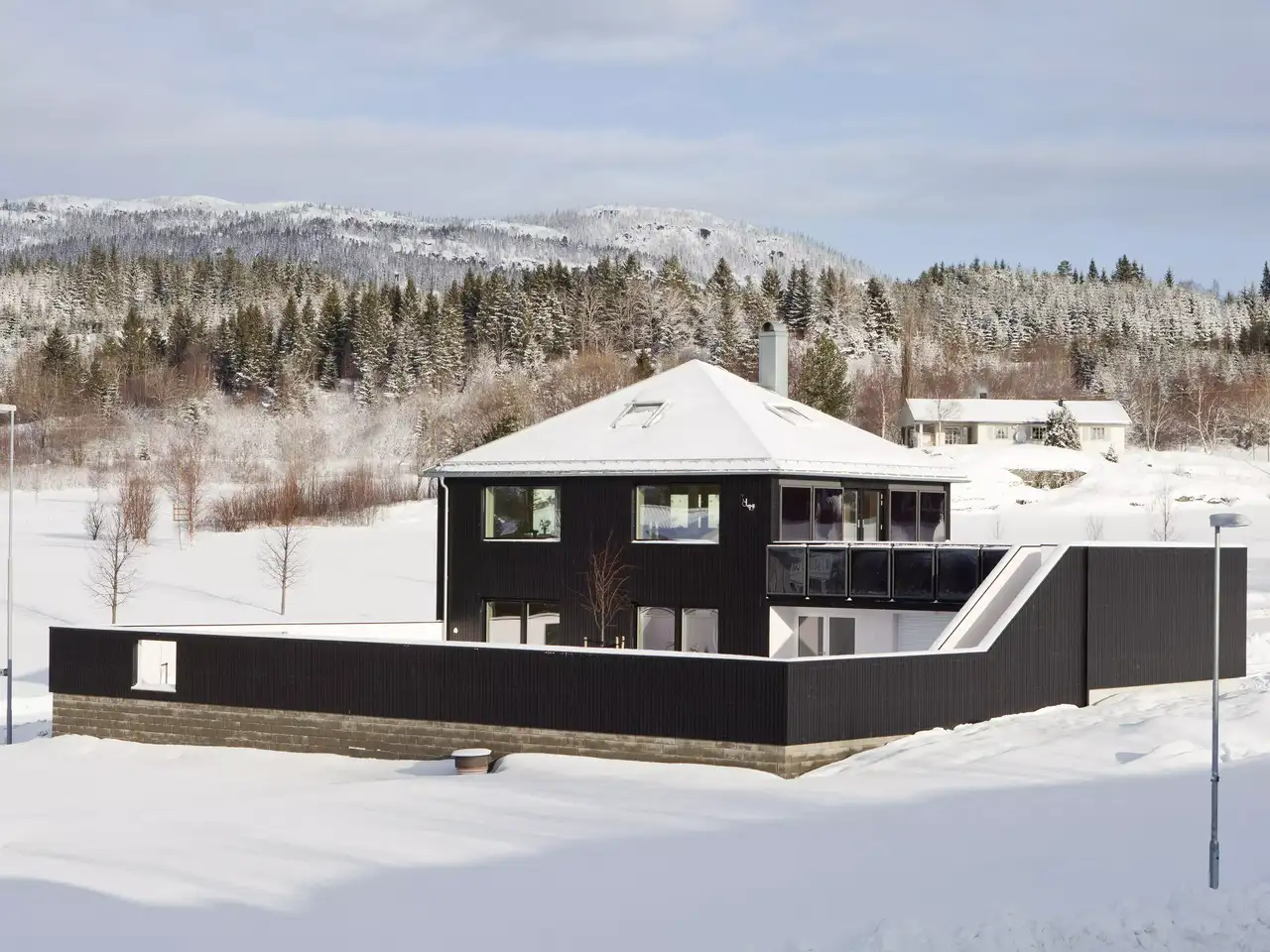 Casa di legno coperta di neve con tetto a tenda | Rivista VELUX