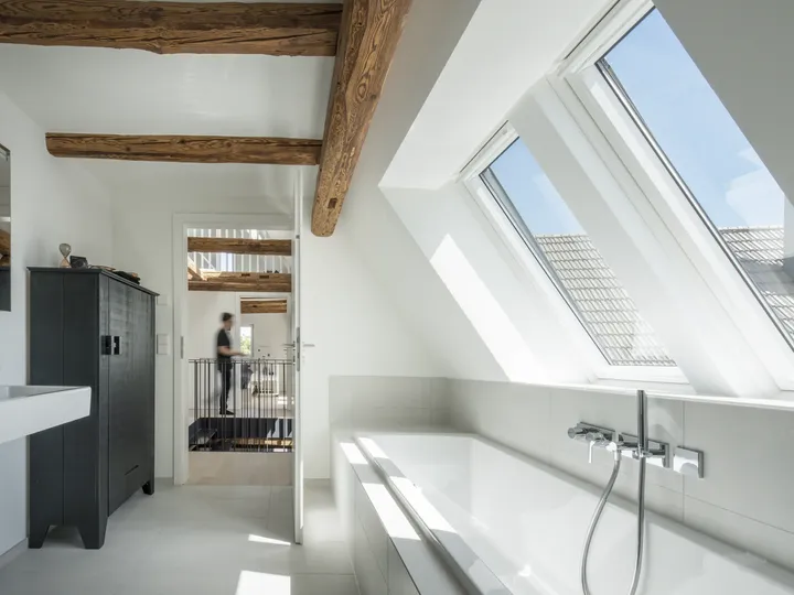 Renoviertes Badezimmer mit Dachfenstern und freigelegten Holzbalken | VELUX Magazin