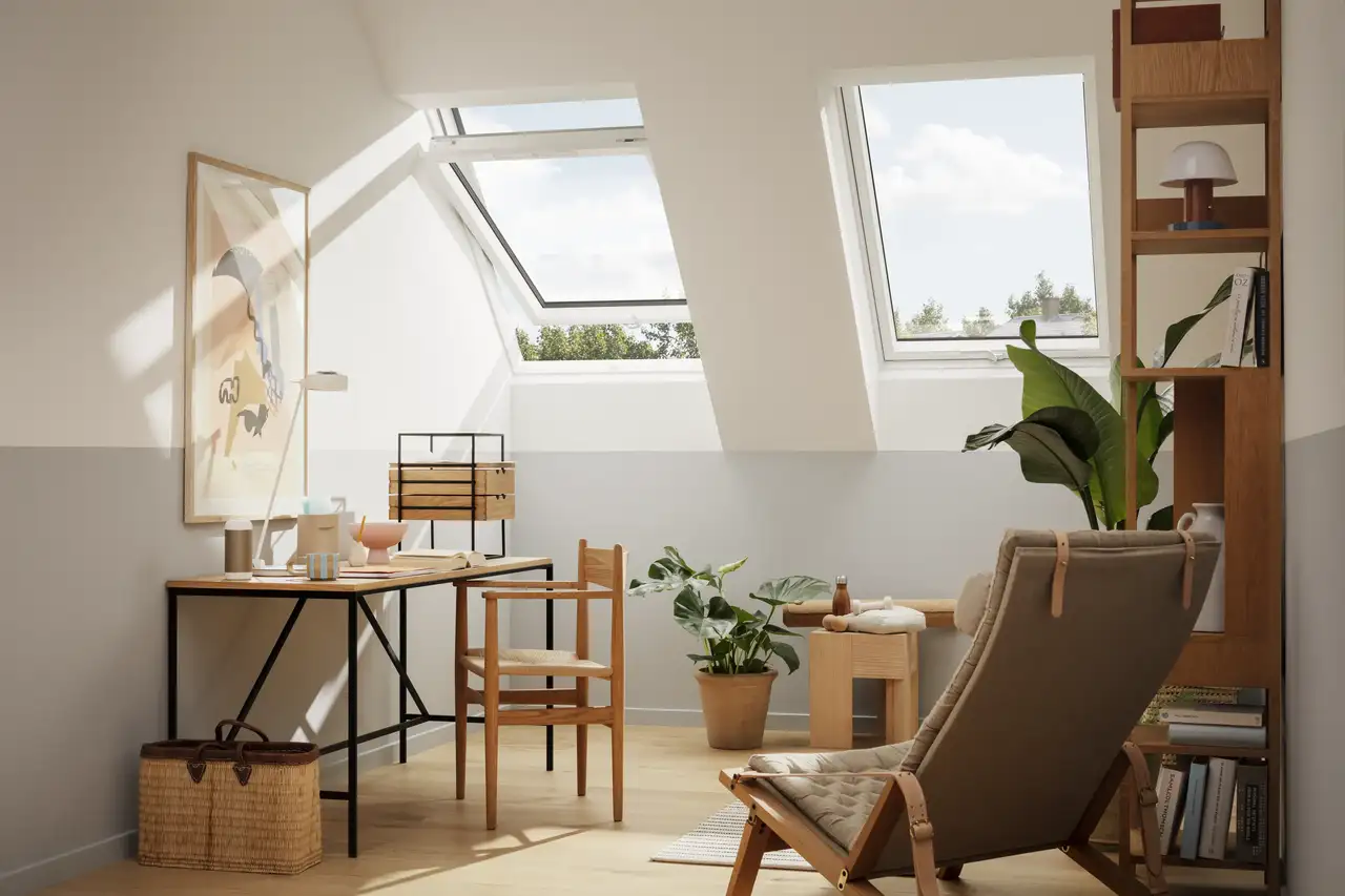 Ventana de tejado VELUX abierta para ventilar una zona de trabajo