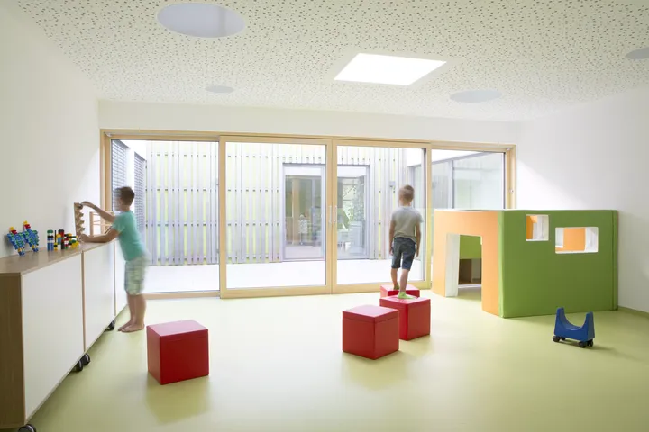 Kindertagesstätte Spielzimmer mit VELUX Dachflächenfenster und buntem Spielbereich