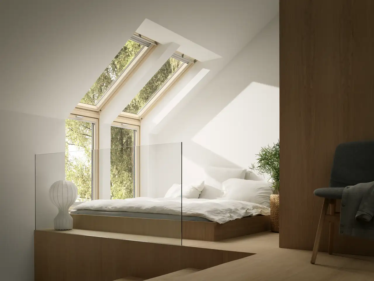 Camera da letto con letto matrimoniale sotto due finestre per tetti VELUX con elementi verticali.