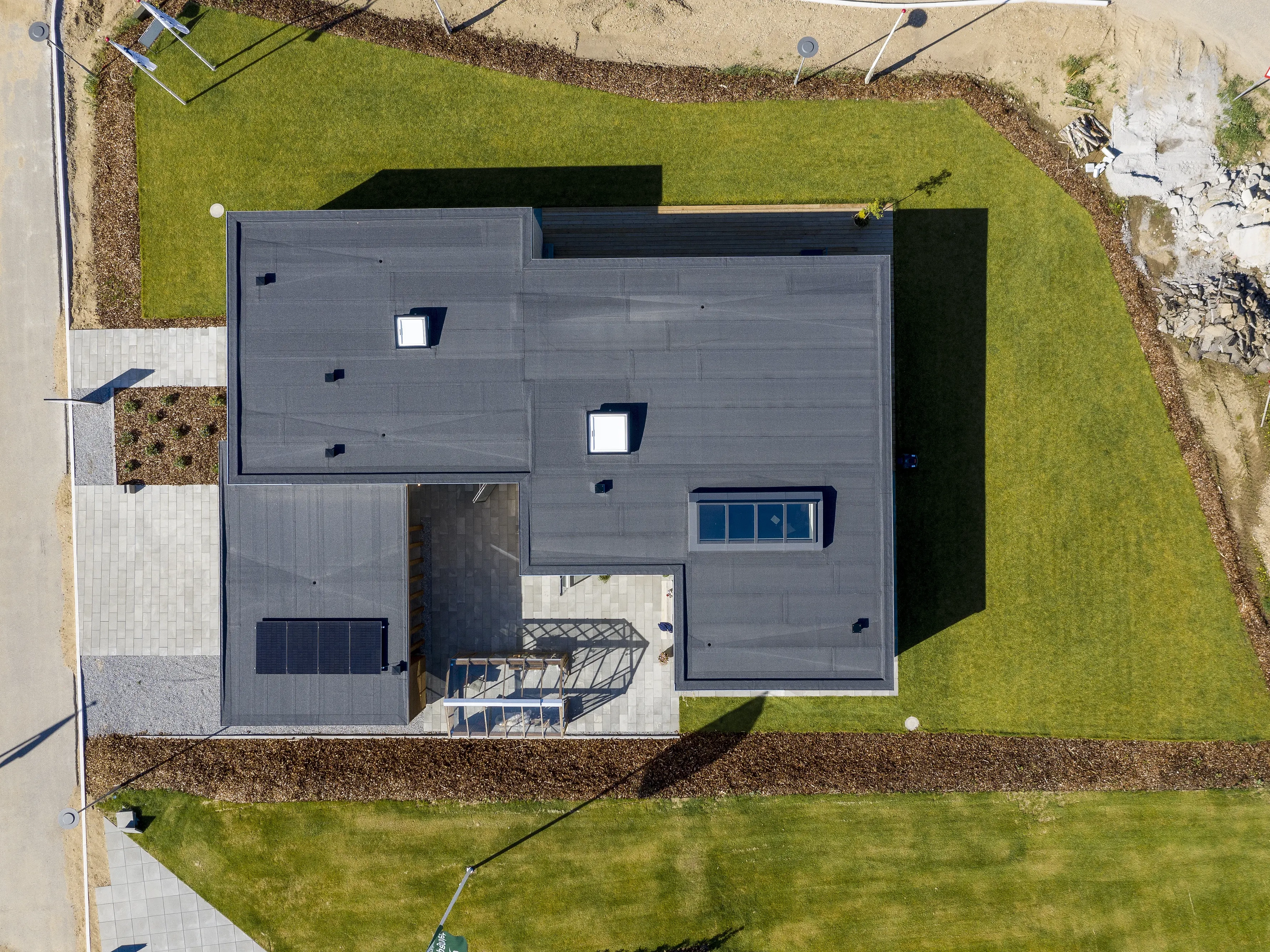 Vista aerea di una casa moderna con tetto piano e finestre per tetti piani VELUX.