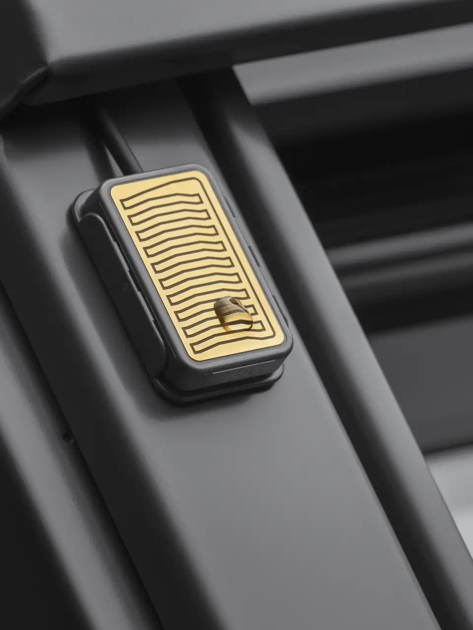 Capteur de pluie installé sur une fenêtre de toit électrique VELUX