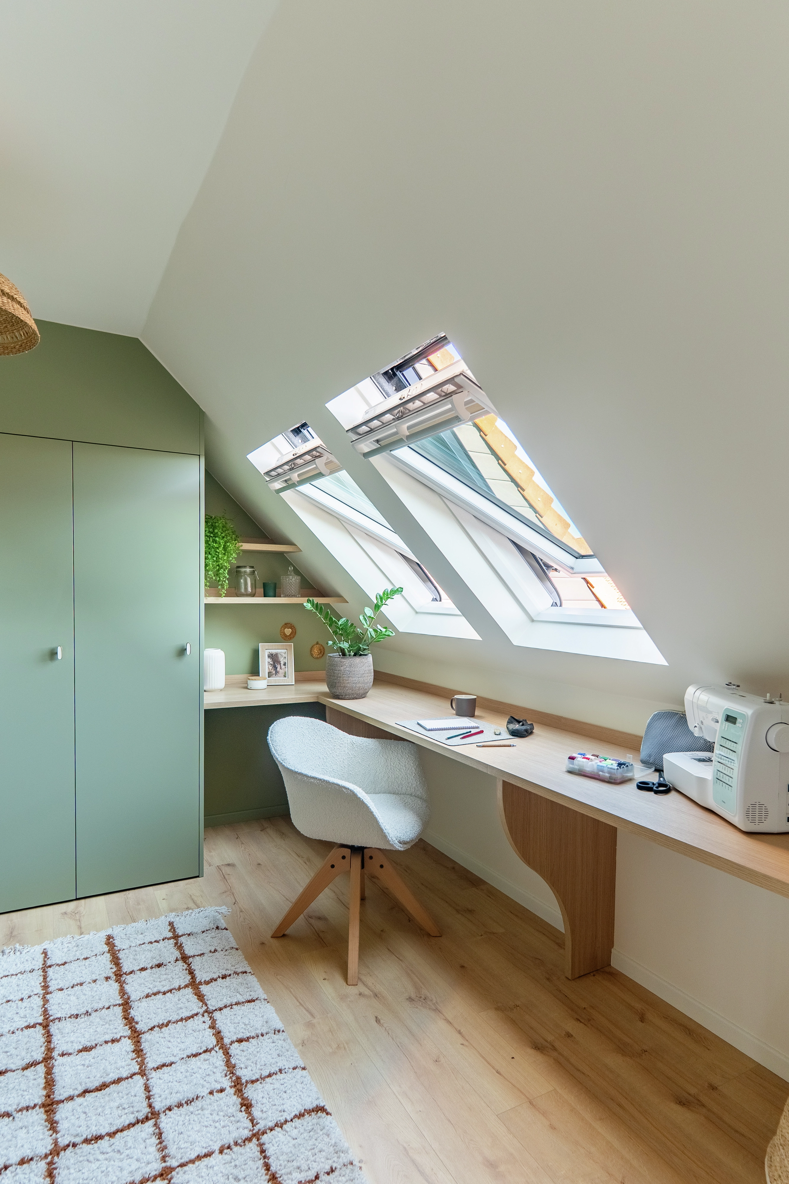 Bureau sur mesure sous les fenêtres de toit VELUX, baigné de lumière naturelle