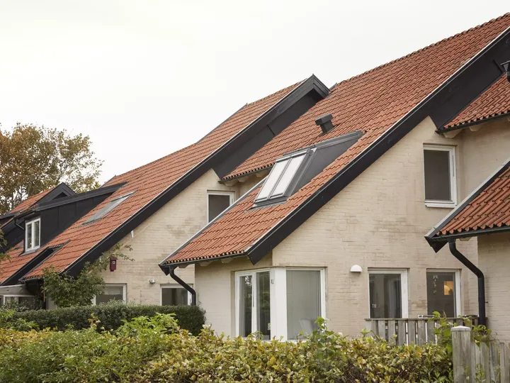 Haus aus beigem Klinker mit einem Steildach aus roten Ziegelsteinen | VELUX Magazin