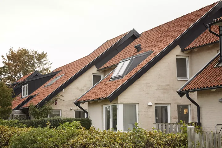 Haus aus beigem Klinker mit einem Steildach aus roten Ziegelsteinen | VELUX Magazin