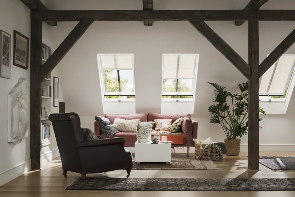 tapis et fauteuils au look vintage dans un salon sous les toits