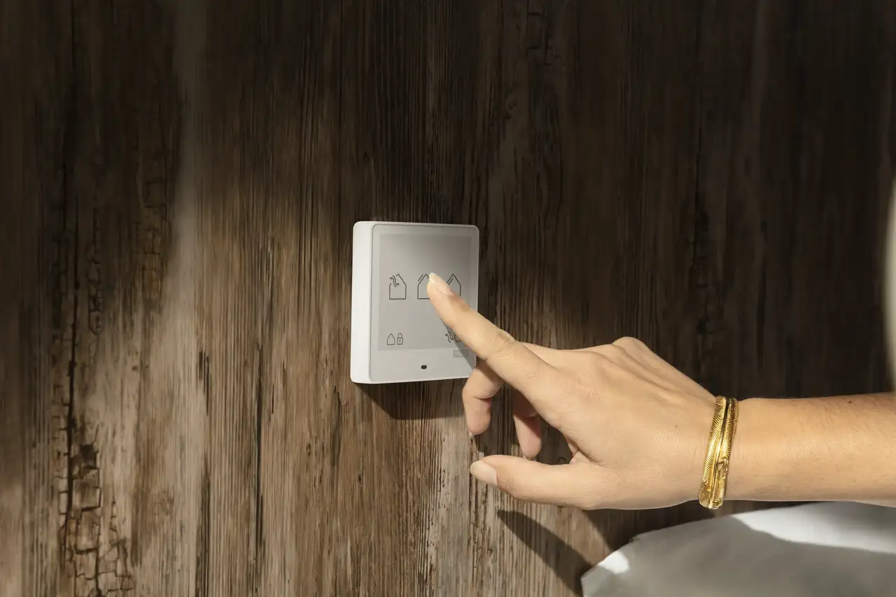 Télécommande murale VELUX Touch installée sur un mur