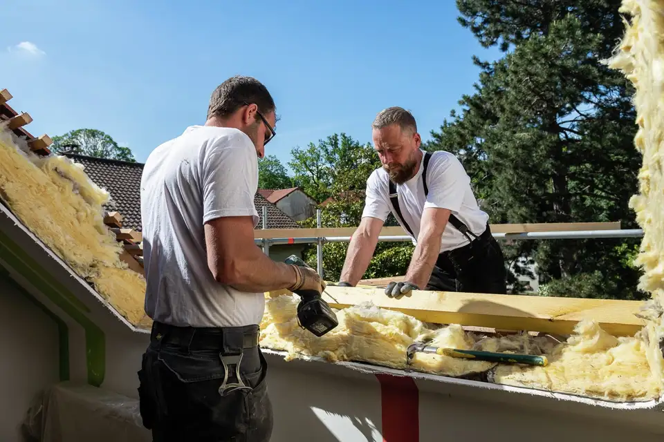 phase d’isolation de toiture pendant l’installation d’une fenêtre de toit VELUX