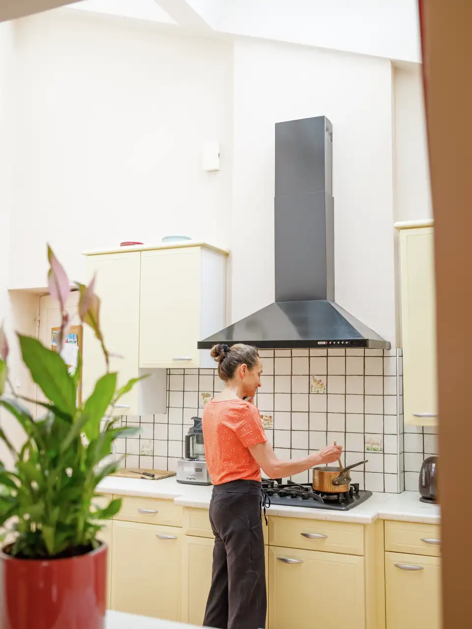 femme dans cuisine spacieuse et fenêtres de toit VELUX
