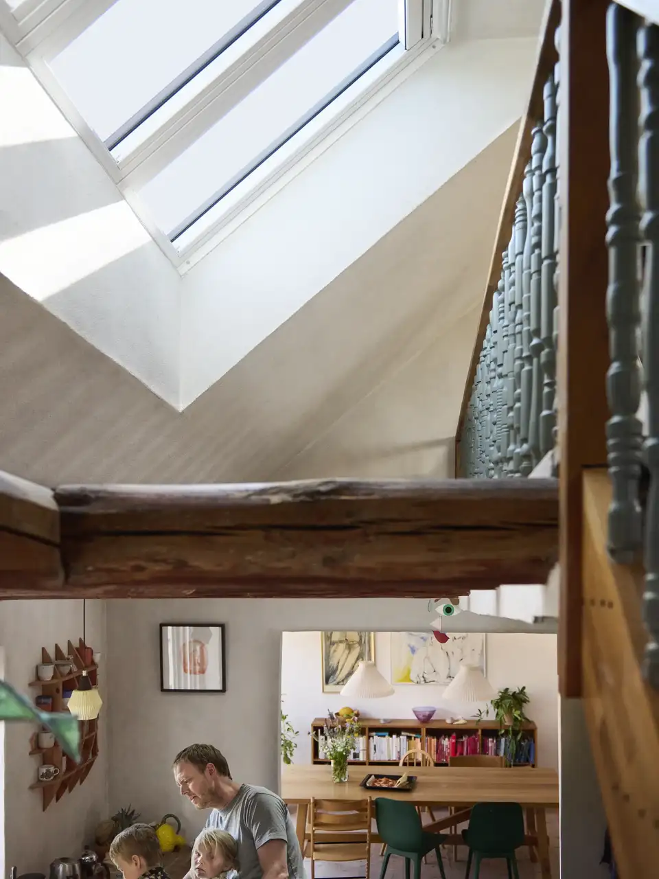 Lys trappeopgang med VELUX ovenlysvinduer og udsigt til køkken-alrummet