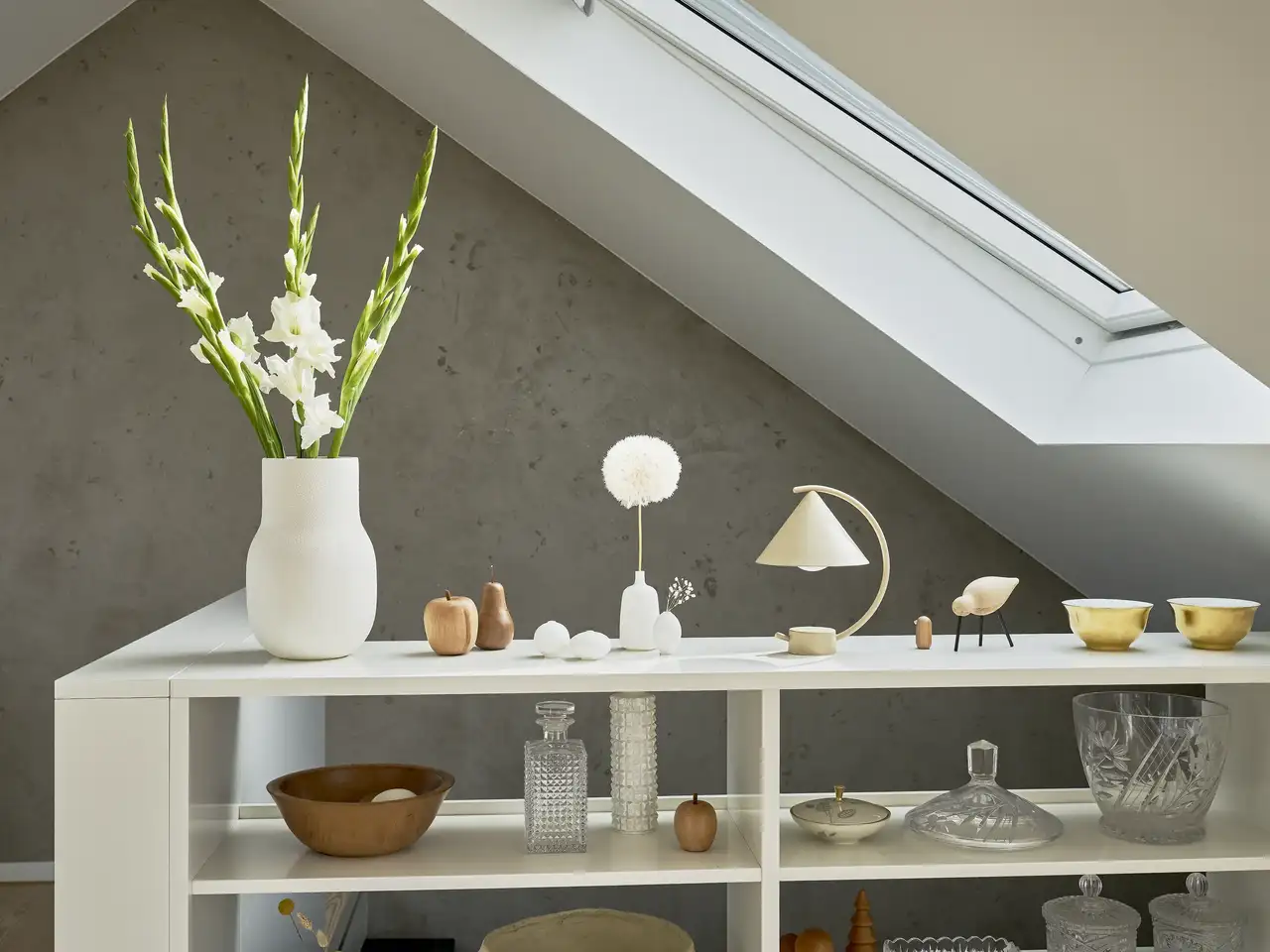 Étagère d'angle avec accessoires pour séparer l'espace sous la pente du toit | Magazine VELUX