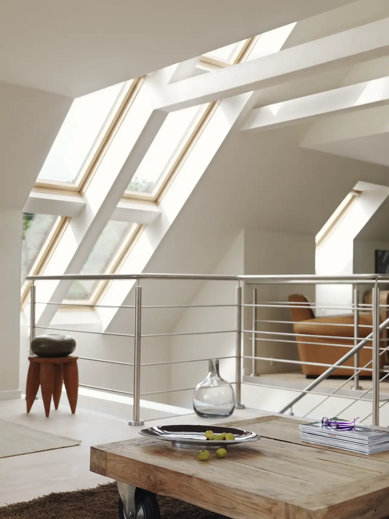 Dachbalken weiss gestrichen in hellem Dachzimmer mit Loft-Charakter | VELUX Magazin