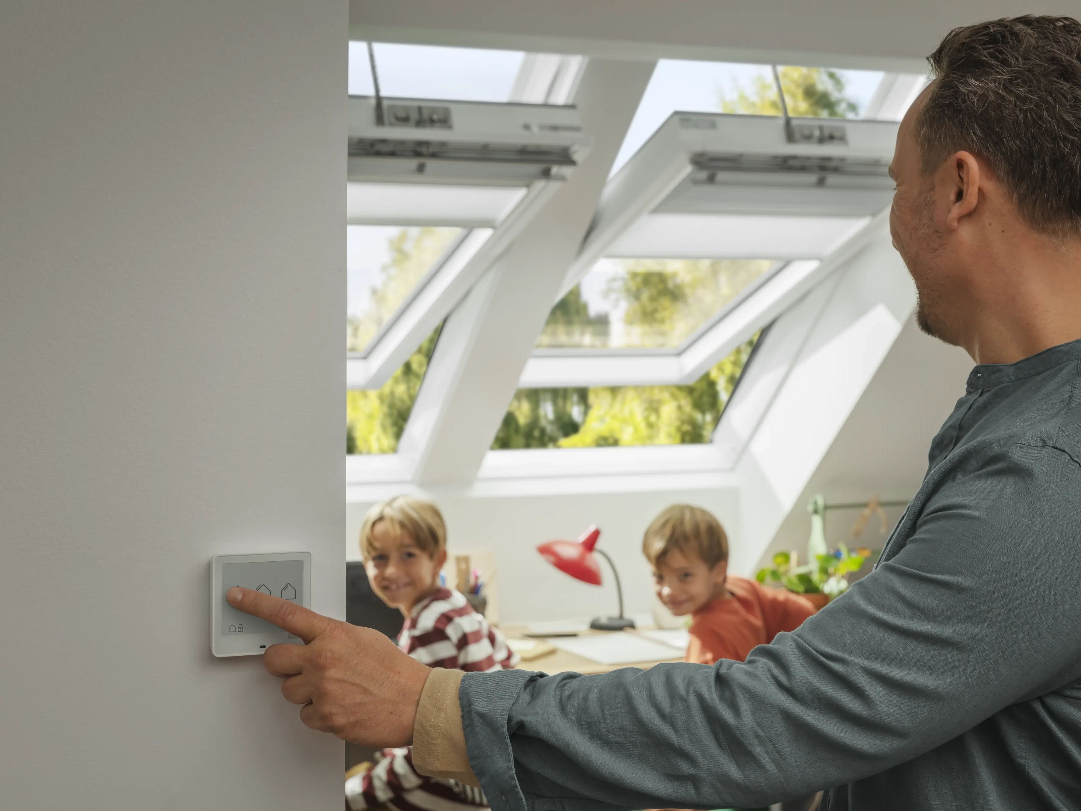 Radna soba u potkrovlju sa VELUX krovnim prozorima, prirodnom svetlošću i radnim prostorom.