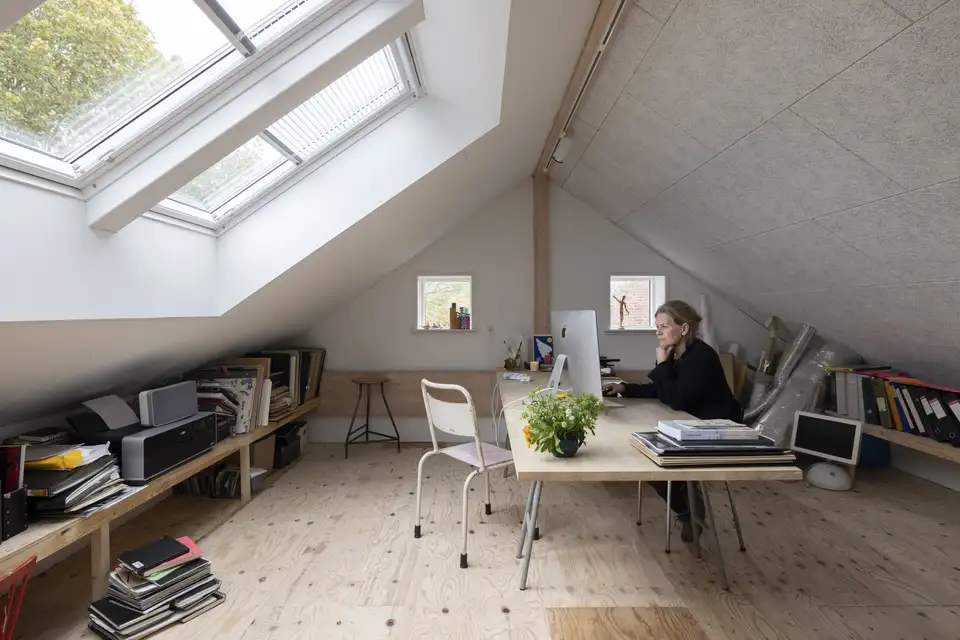 fenêtre de toit VELUX équipée de stores plissés