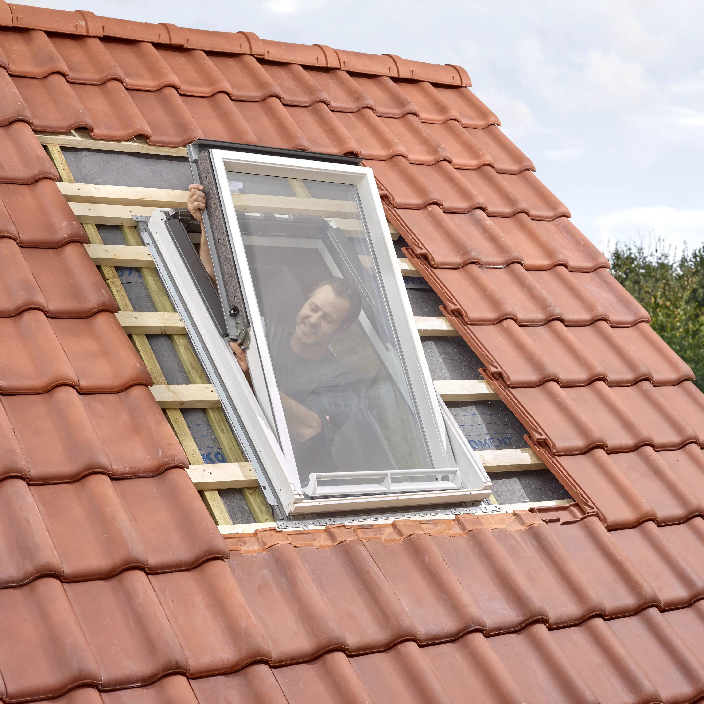 VELUX dakraam geïnstalleerd op dapannen, open voor ventilatie.