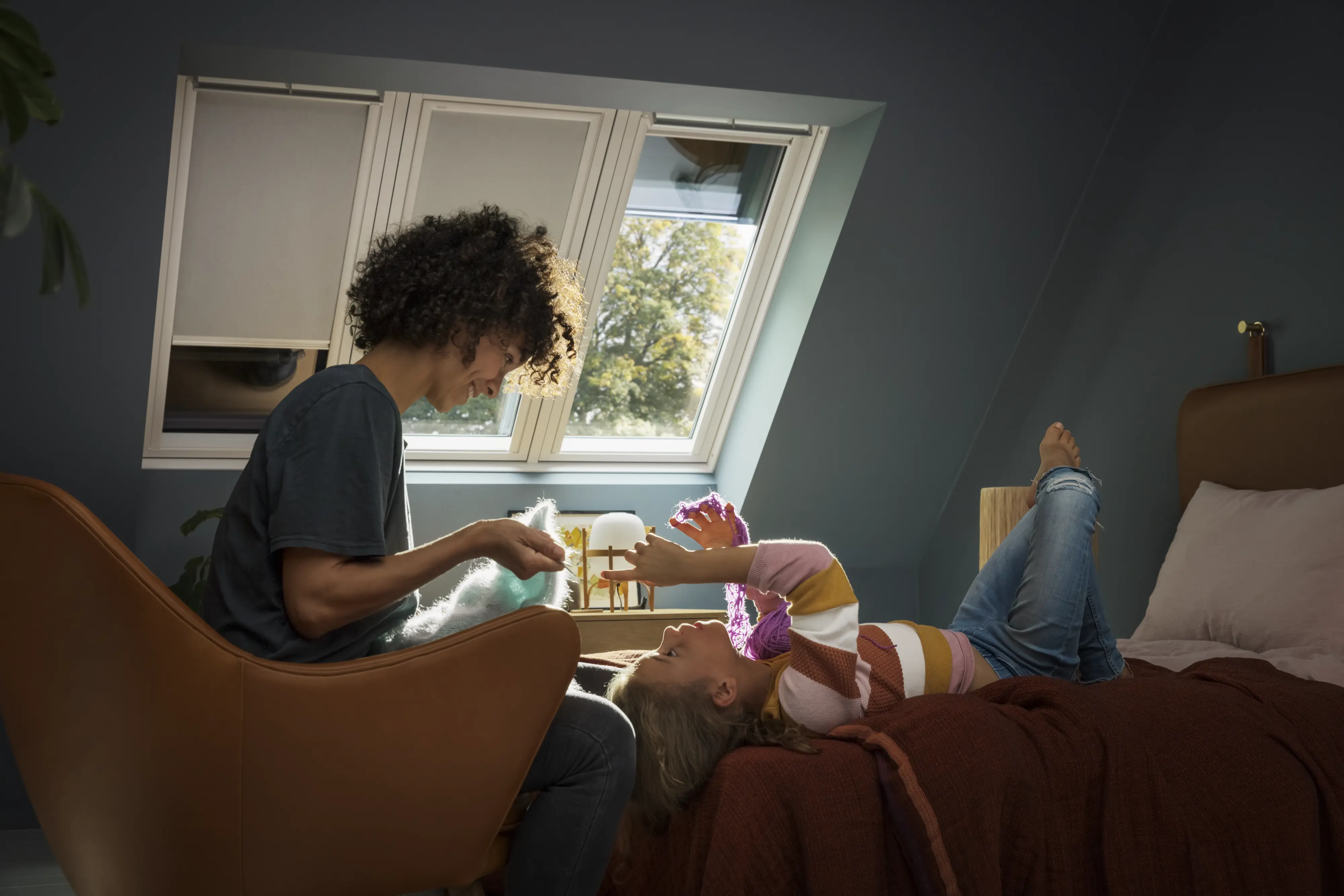 Palėpės kambarys su nuožulniomis lubomis ir VELUX stoglangiu – jaukus ir svetingas.