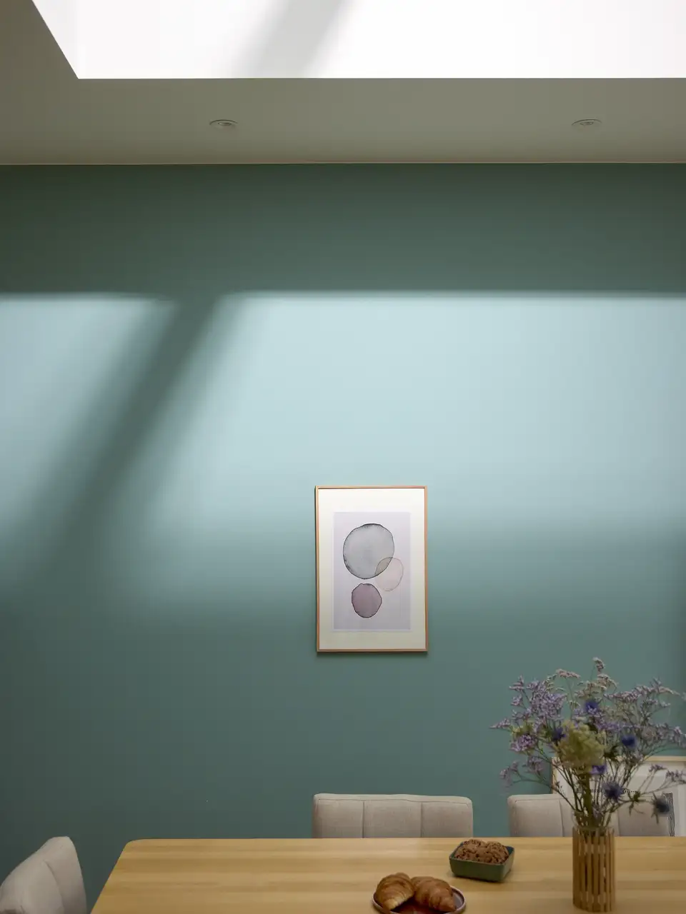 Pastel mavi duvarlı ve VELUX çatı pencereli yemek alanı