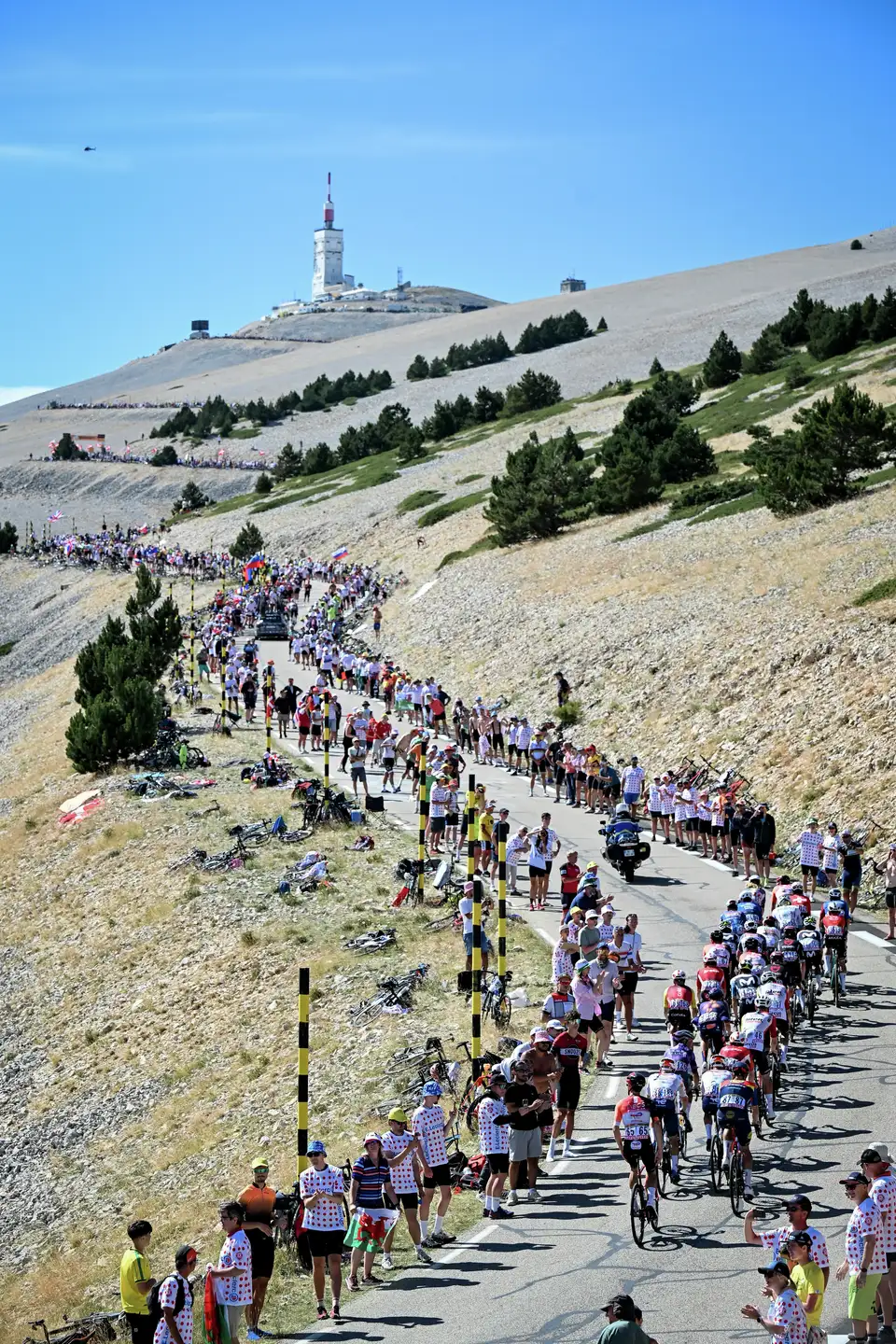 Biciklisti koji se penju na Mont Ventoux uz navijače Tour de Francea poredane duž ceste.