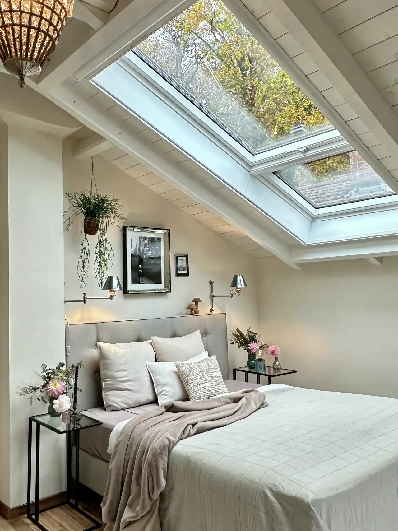 Chambre feng shui avec fenêtre de toit VELUX et lit en couleurs pastel