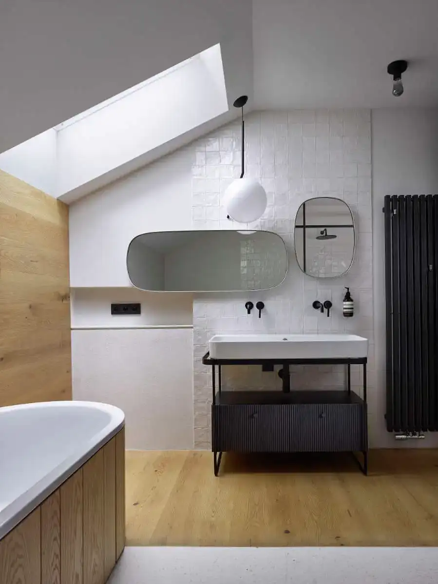 Salle de bain avec fenêtre de toit, miroirs design et suspension 