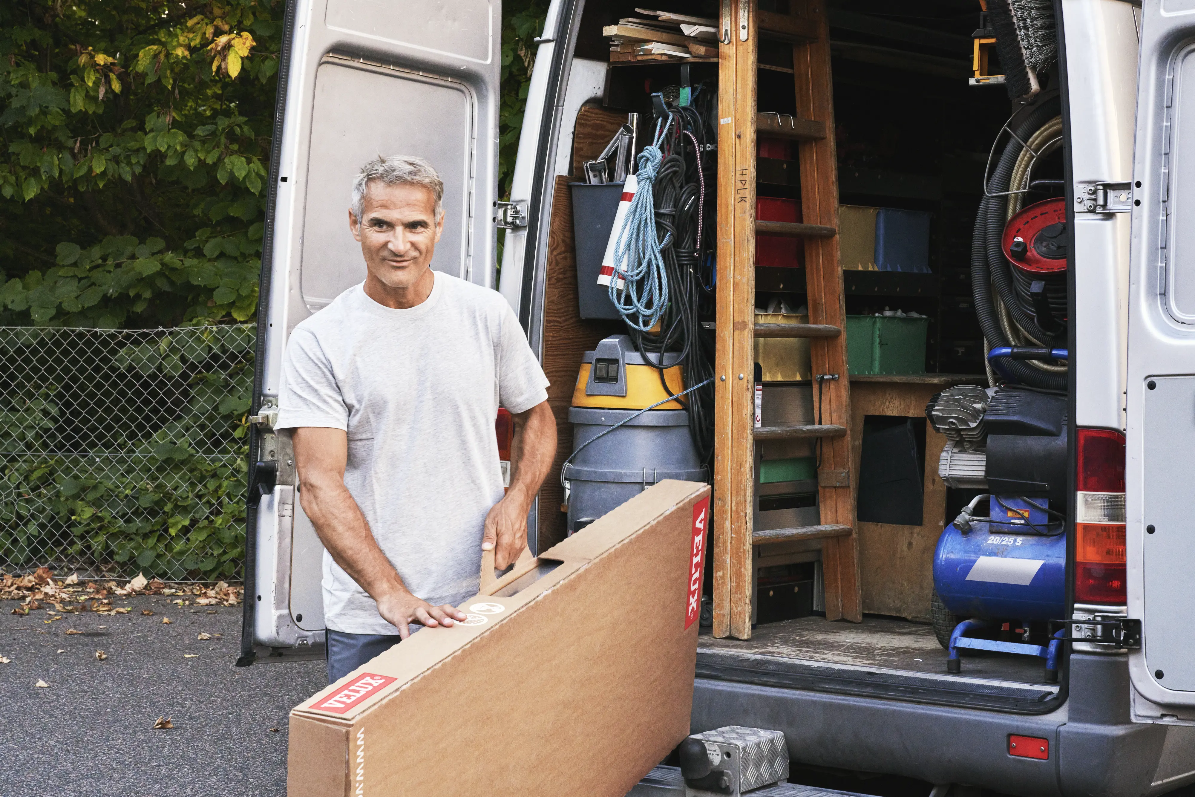 Instalator niosący pudełko