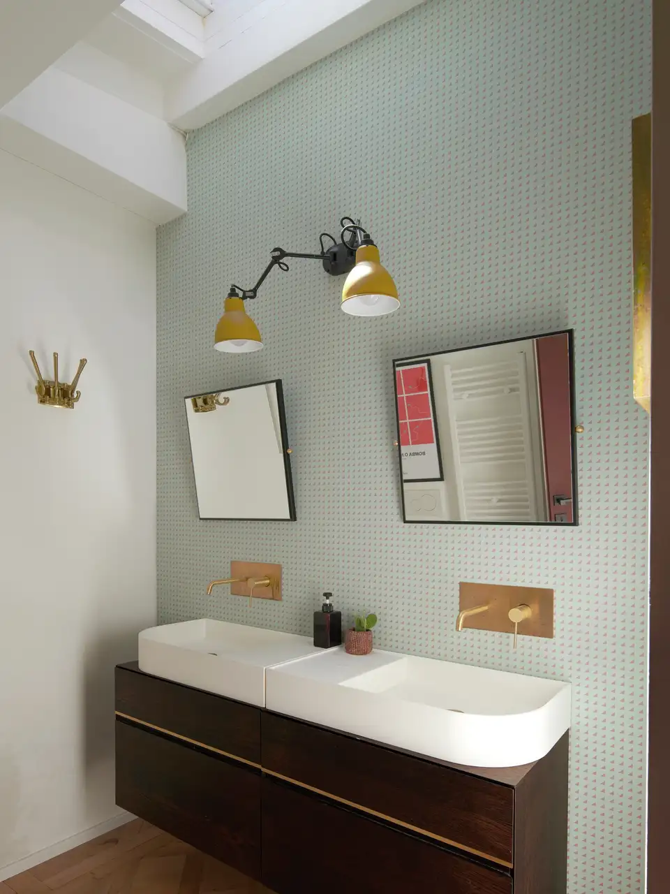 Bagno in stile retro con doppio lavandino e specchio quadrato
