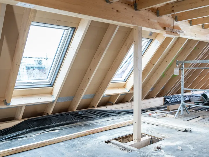 Blick auf unverkleideten Dachstuhl mit Holzfaserdämmung | VELUX Magazin