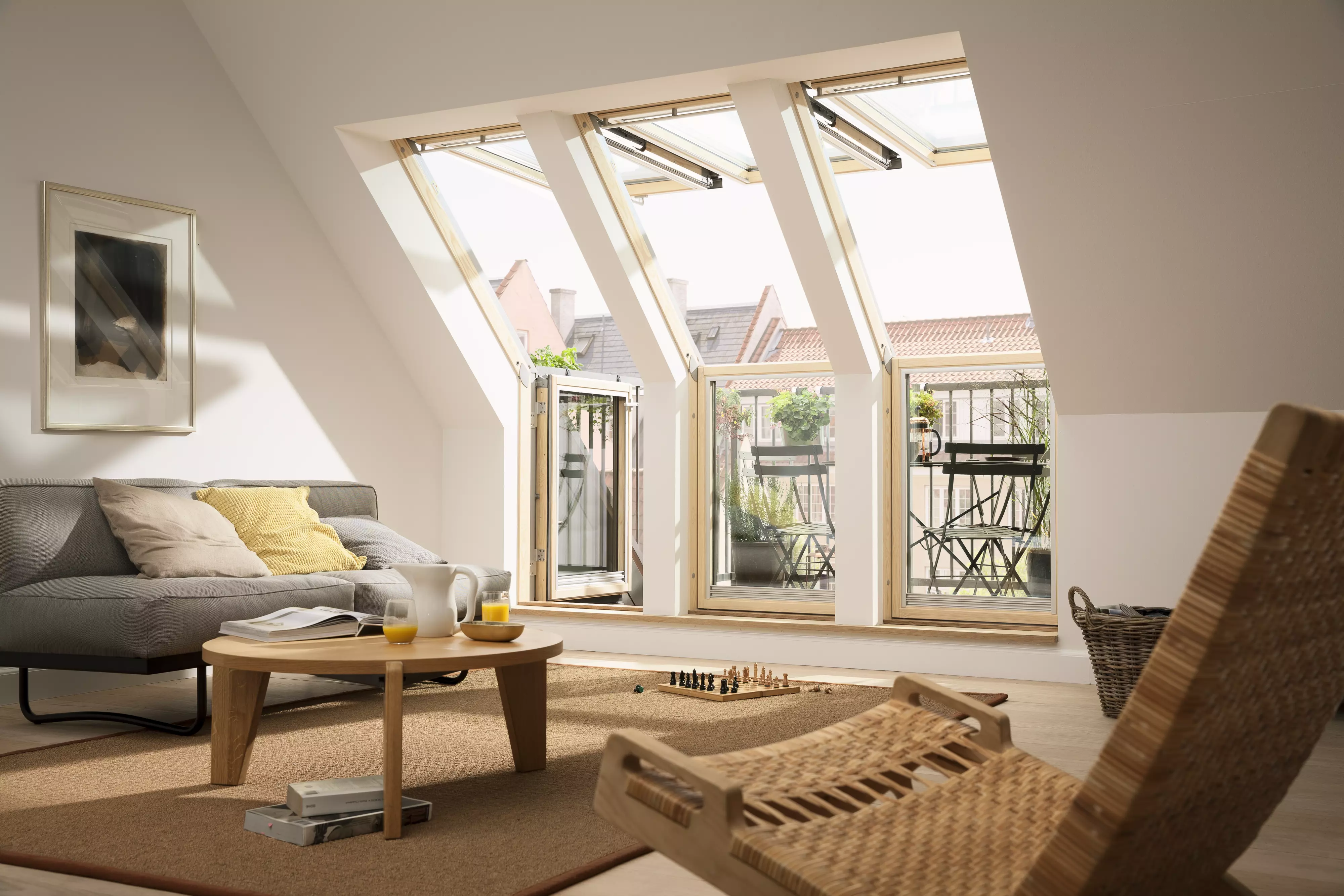 Obývacia izba so strešnou terasou VELUX.