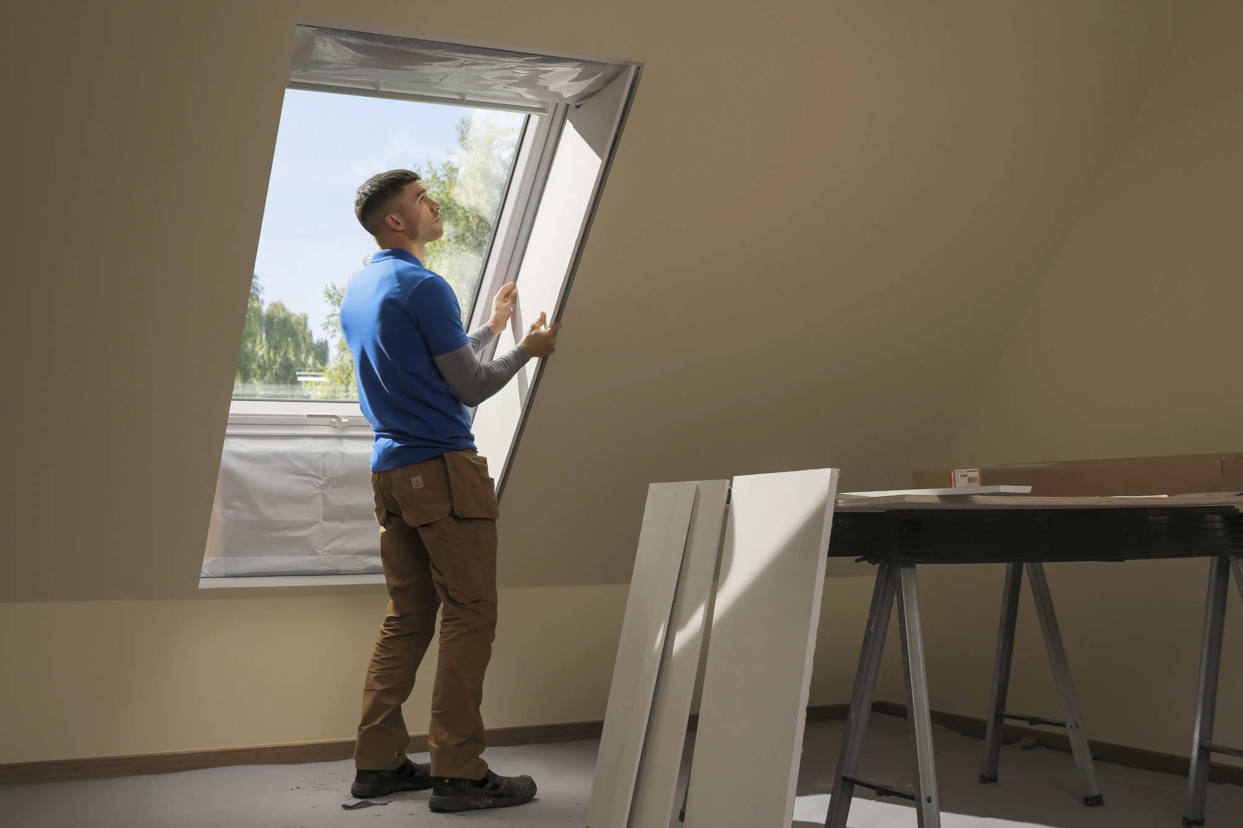 Certificiran VELUX mojster med strokovno vgradnjo strešnega okna v poševno streho.