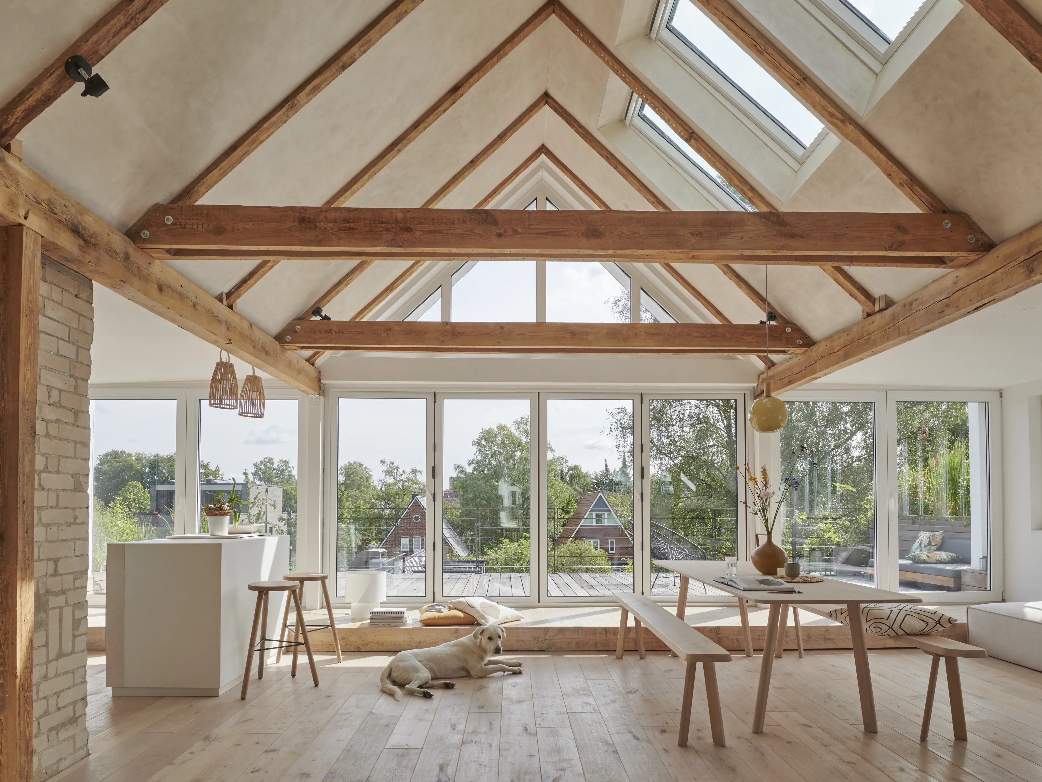 Du bois et de la lumière naturelle pour des espaces de vie apaisants et responsables avec VELUX