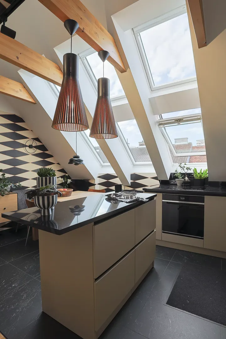 Moderne Küche mit VELUX Dachflächenfenster und geometrischem Wanddesign.