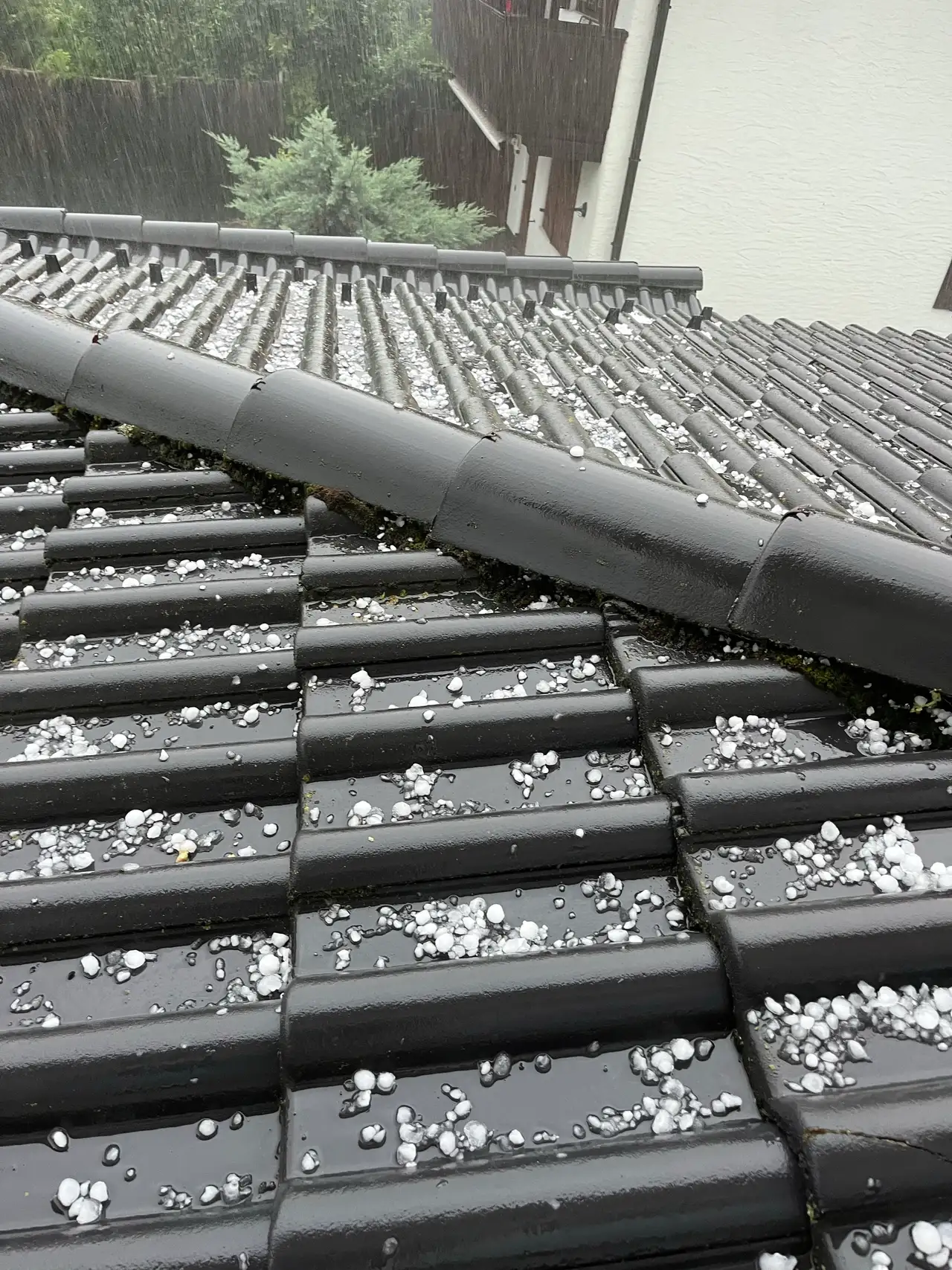 Dachziegel mit Hagel | VELUX Magazin