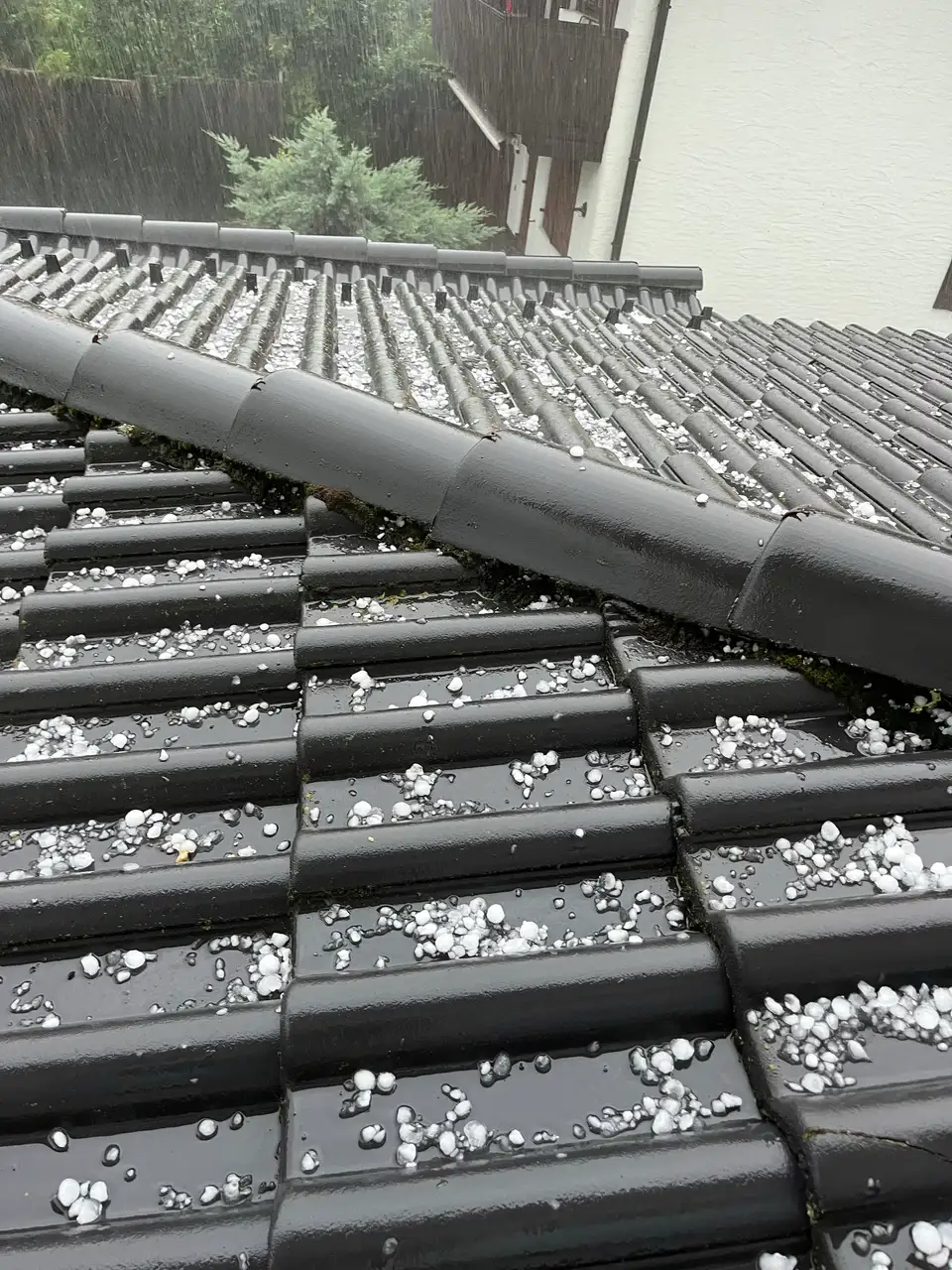 Dachziegel mit Hagel | VELUX Magazin