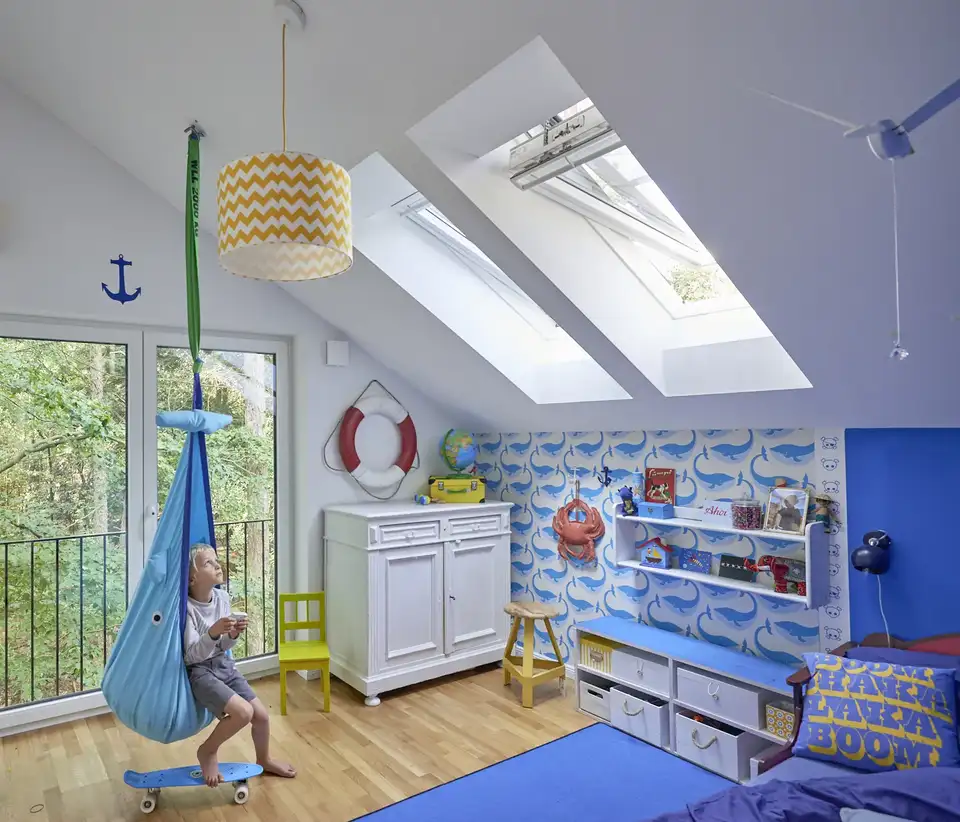 chambre d’enfant avec papier peint à motifs animaliers colorés