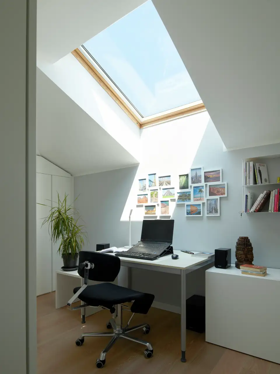 chaise de bureau et bureau sous une fenêtre de toit VELUX